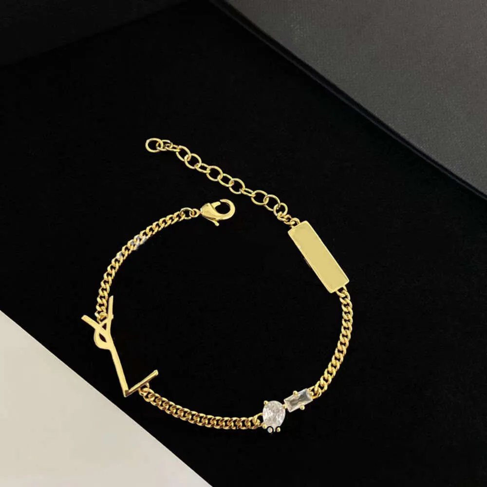 Классические роскошные браслеты Bangle Письмо Y Titanium Steel с бриллиантовым дизайнером для женщин, подарки для женщин Женщины Золотое серебро оптом не исчезают
