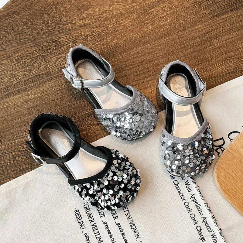 Sandales 2024 Été nouveau pour les filles coréennes édition pour enfants chaussures paillettes de mode de danse princesse H240510