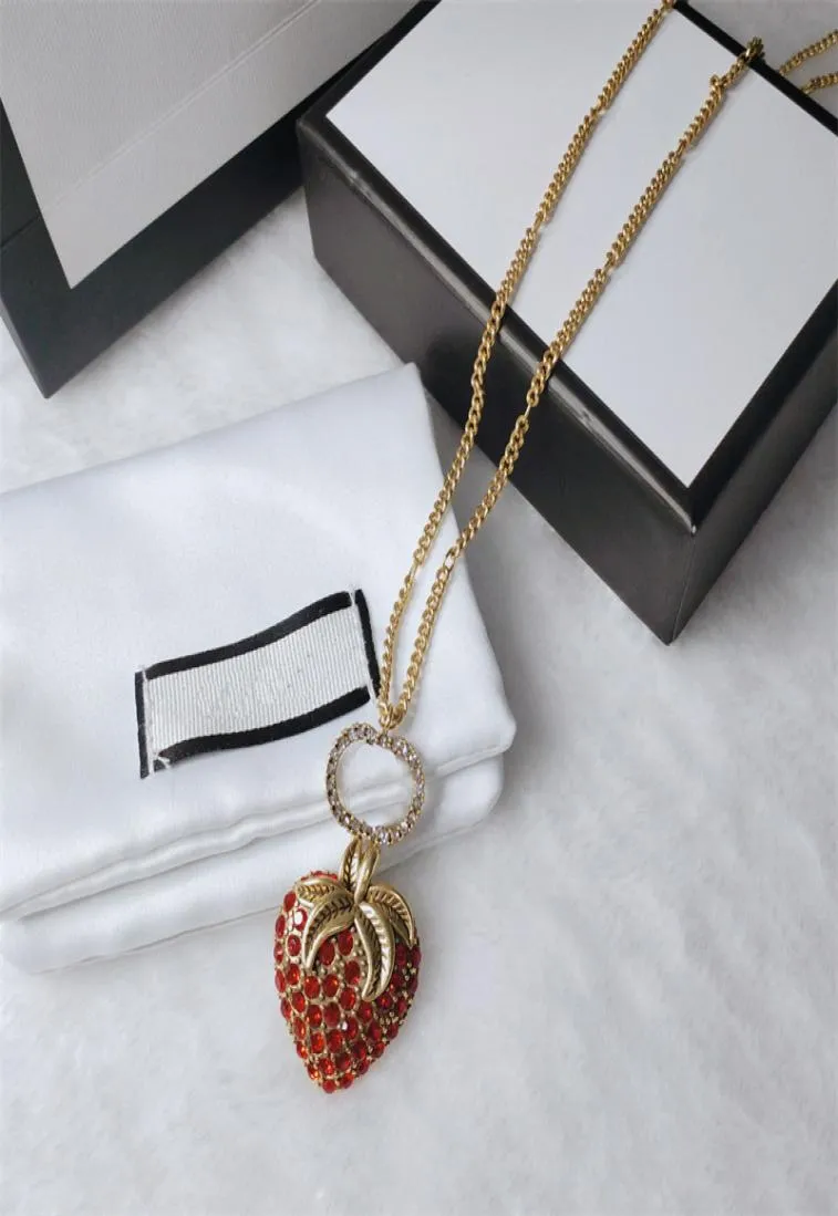 Designer Bling Strawberry Diamond Pendant Halsband eleganta damer brevhängen smycken halsband söt flickvän födelsedagspresent3731570