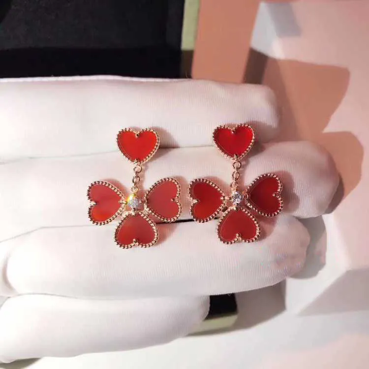 Designer de alta qualidade Fanjias Novos brincos de trevo de quatro folhas de quatro folhas de calcedônia vermelha natural de jóias de luxo em forma de coração pérolas