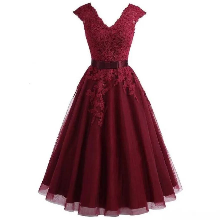 2019 Tee Länge Burgund Bridesmaid Kleid Kurzes V -Hals -Spitzen -Cocktailkleid mit Kappe