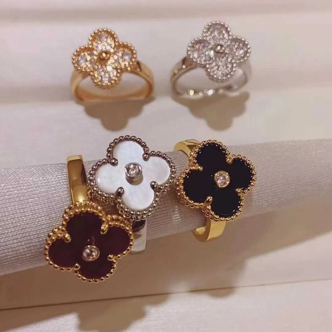 2024 Classic Four Leaf Grass High Edition Lucky Clover Ring feminino S925 Prata Natural Fritillaria Red Chalcedony Full Diamond Ring Color Preservation