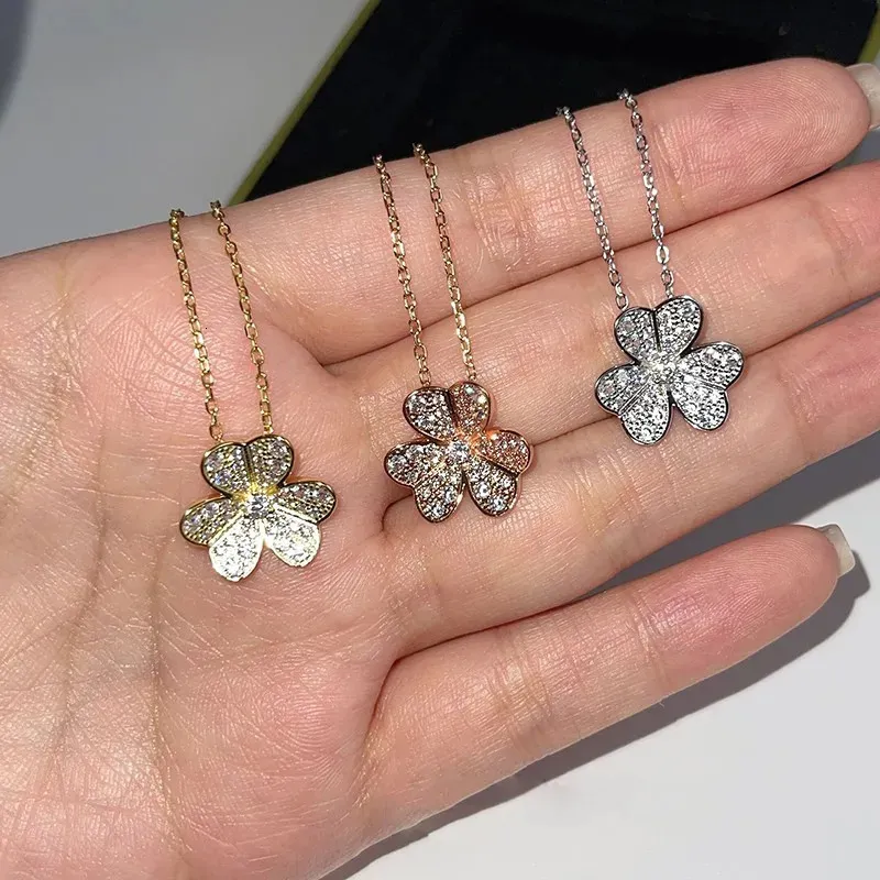 925 Silver Full Diamond Clover Necklace For Women Europe och USA Fashion Sweet Temperament Ladies Famous Brand Jewelry Gift 240507