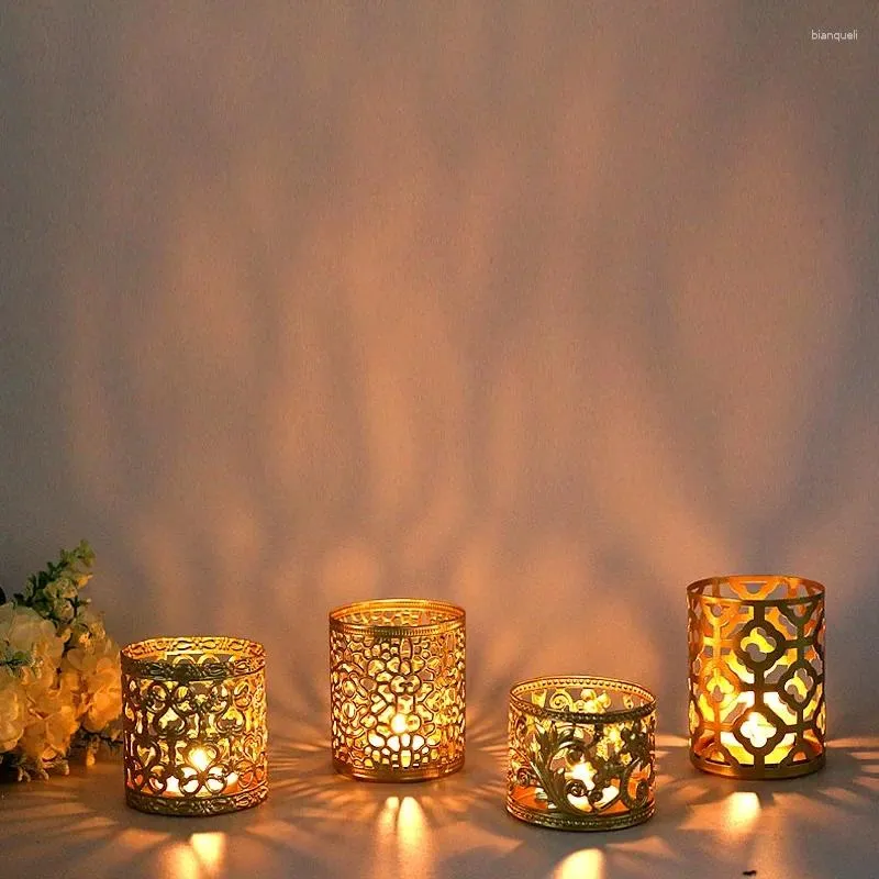Candle Holders 1PC Vintage Nordic Iron Gold Geometric Hollowed Fragrance Cup Candlestick Party Home Table Decoration 2024