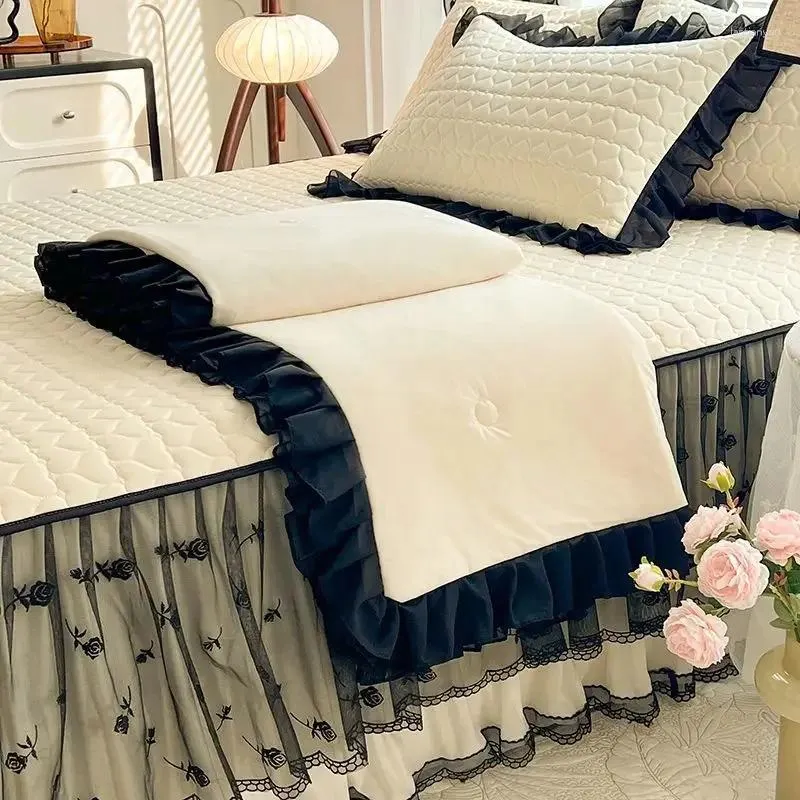Кровать юбка 3pcs натуральные латексные наволочки в форме сердца летний коврик для кружевного вышитого шелковые шелковые листы