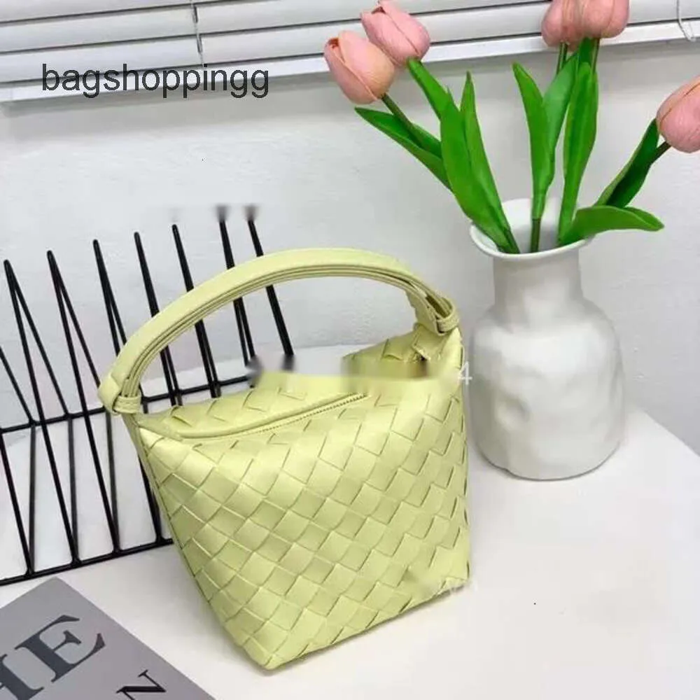 Woven Single Bags Bag Designer Box Lunch Wallace Tote 2024 New Womens Cowhide Handbag Bottgas Shoulder Underarm Lady Evening Casual Venetas Purse U3Z1