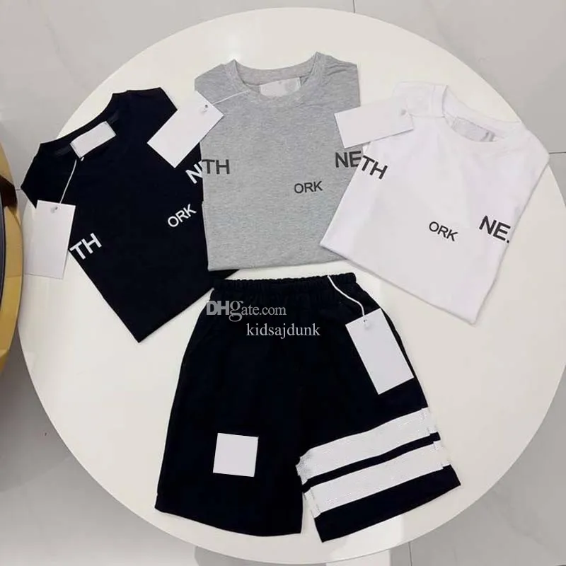 Designer Baby T-shirts Jupe Shorts sets pour enfants ensembles de vêtements gris blanc bleu garçons filles Tshirts de luxe d'été et shorts de survêtement