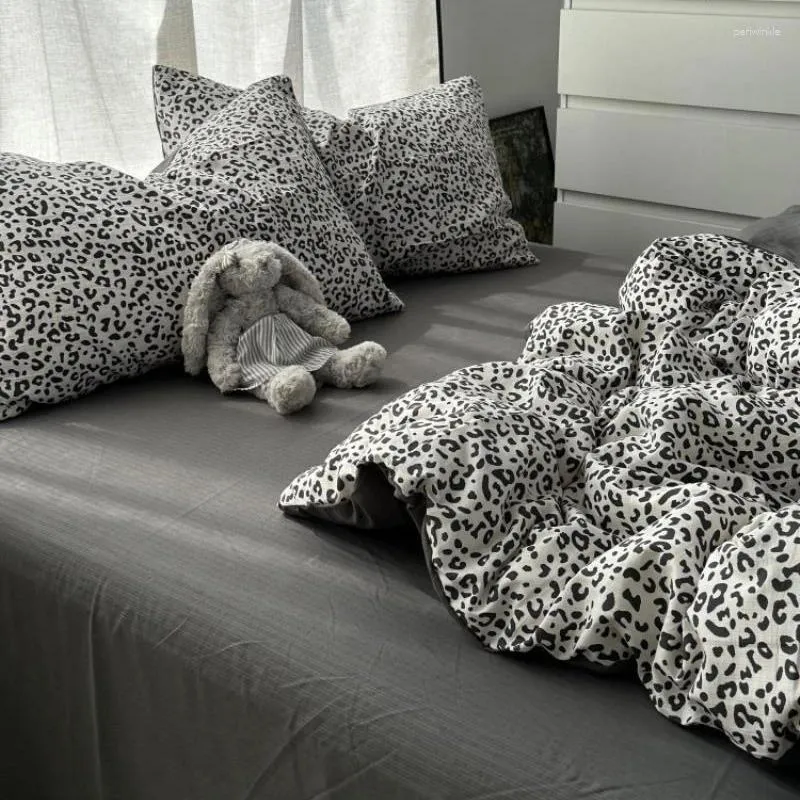 Sängkläder sätter Leopard Print Quilt Cover Set Sexig och söt bomullsdäcke kuddefashion Kort sängkläder mysig rumsdekoration