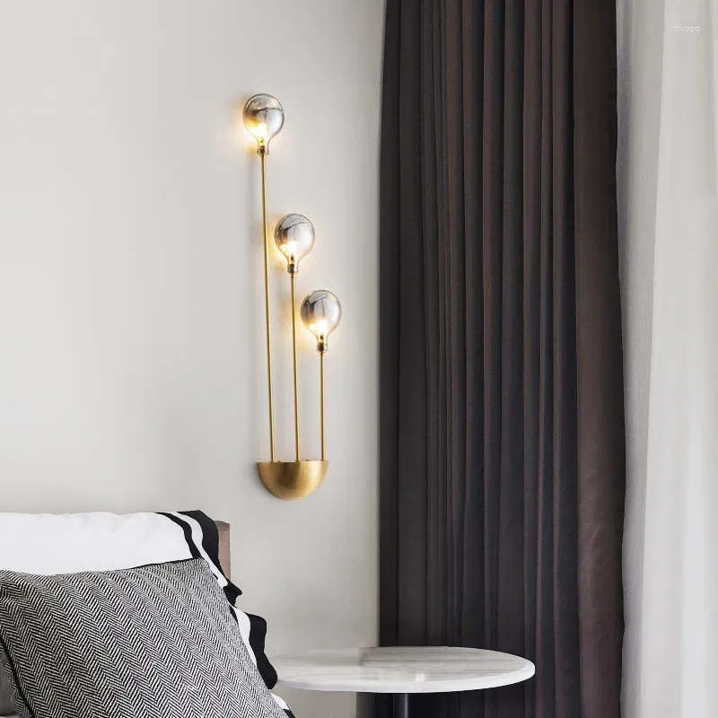 Wandlamp Noordelijke slaapkamer Bedroom Bedide Eenvoudige creatieve creatieve drie-head smeedijzeren zwart gradiënt kleur glazen lampenkap indoorlichten