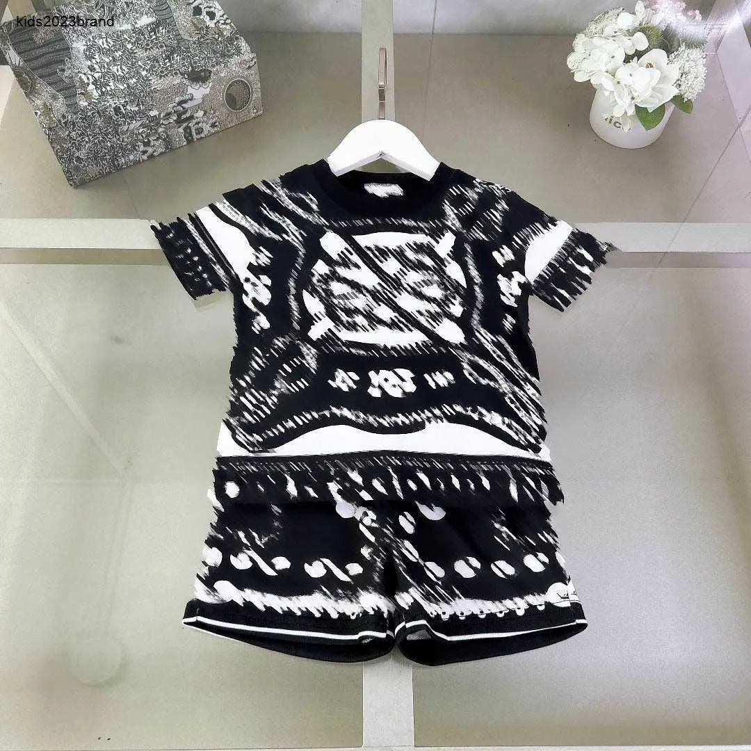 NIEUWE BABY Tracksuits Girls Summer Suit Kids Designer Kleding Maat 90-150 cm Symmetrisch patroon Volledige afdruk T-shirt met korte mouwen en shorts 24 May
