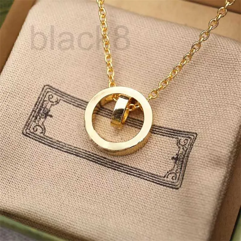 Colliers pendentifs Designer Collier Colorful Double G avec une bague Round Round Design Unique Pendant pour les hommes et les femmes pour porter un couple de luxe léger EM32