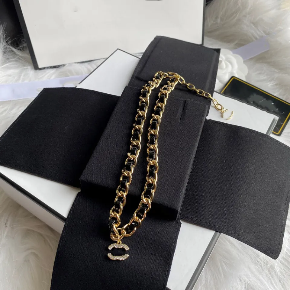 Modedesigner hänge halsband lyx c-bokstäver läder kedjor tröja halsband 18k guld pläterad hjärtkedja kedja smycken