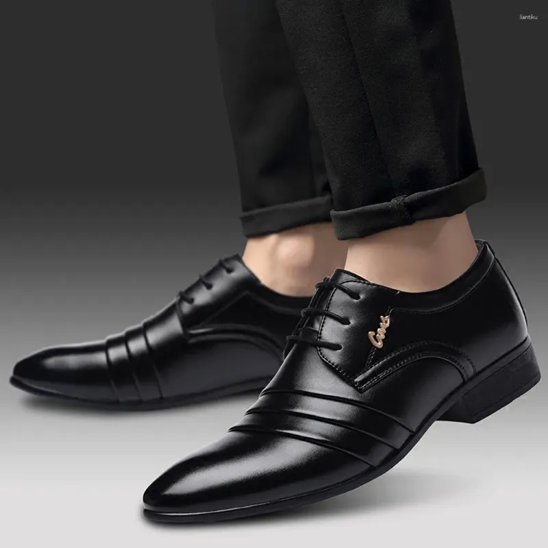 Chaussures décontractées Slip on Wedding Cuir Costume Men de chaussures Business Lace Male Mâle confortable Vêtements pour hommes