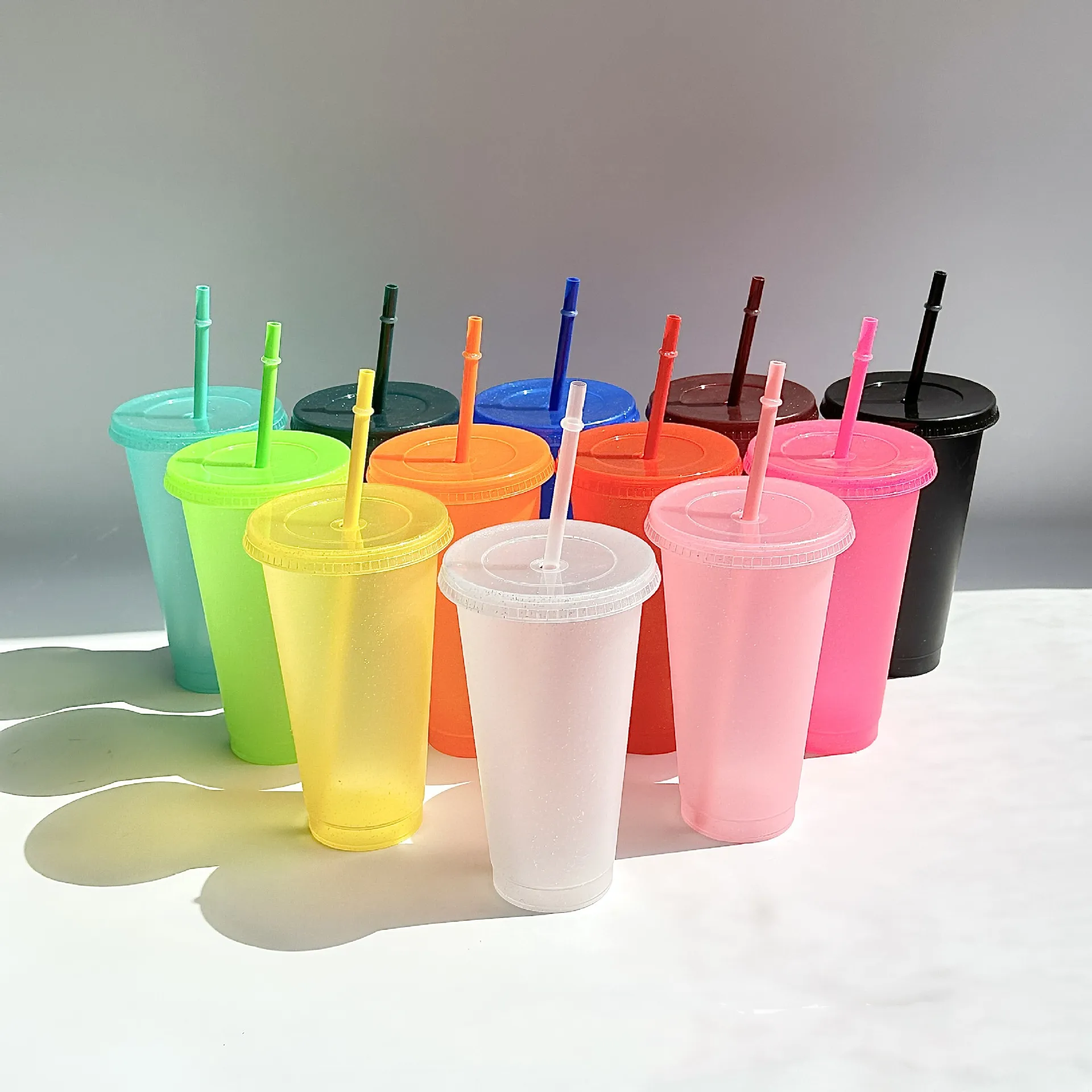 BPA gratis groothandel 24 oz 710 ml zomer herbruikbare ijs koud glitter plastic pp gekleurde beker met rietjes en deksels voor koudwaterdranken