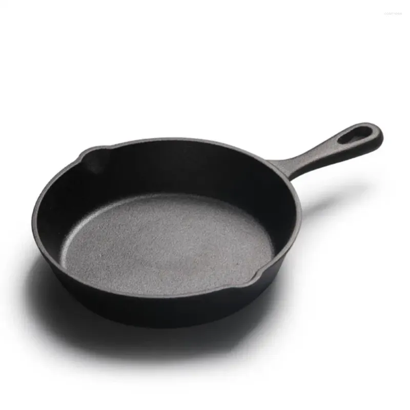 Pannor stekpanna kokande mat naturliga ingredienser kök kvalitet järn griddle frukost wok biff ägg kryddad gjutning