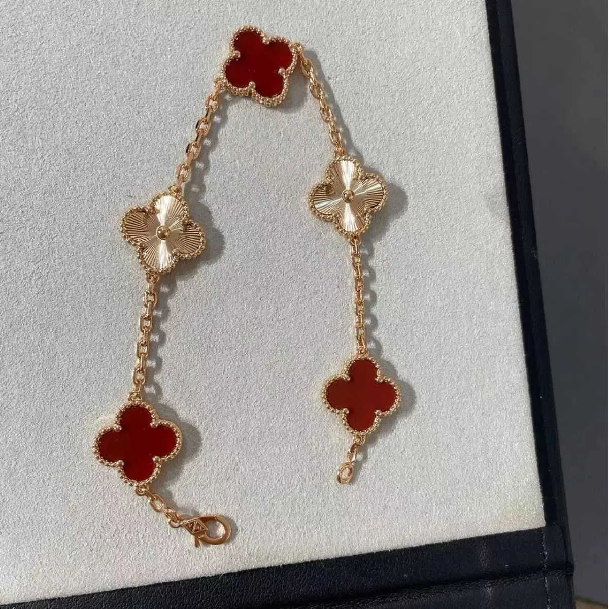 Personlig ögonfallande tjejarmband Clover Armband Red Five Flower Gold High Version Lyx och unik design med Cleefed -armband