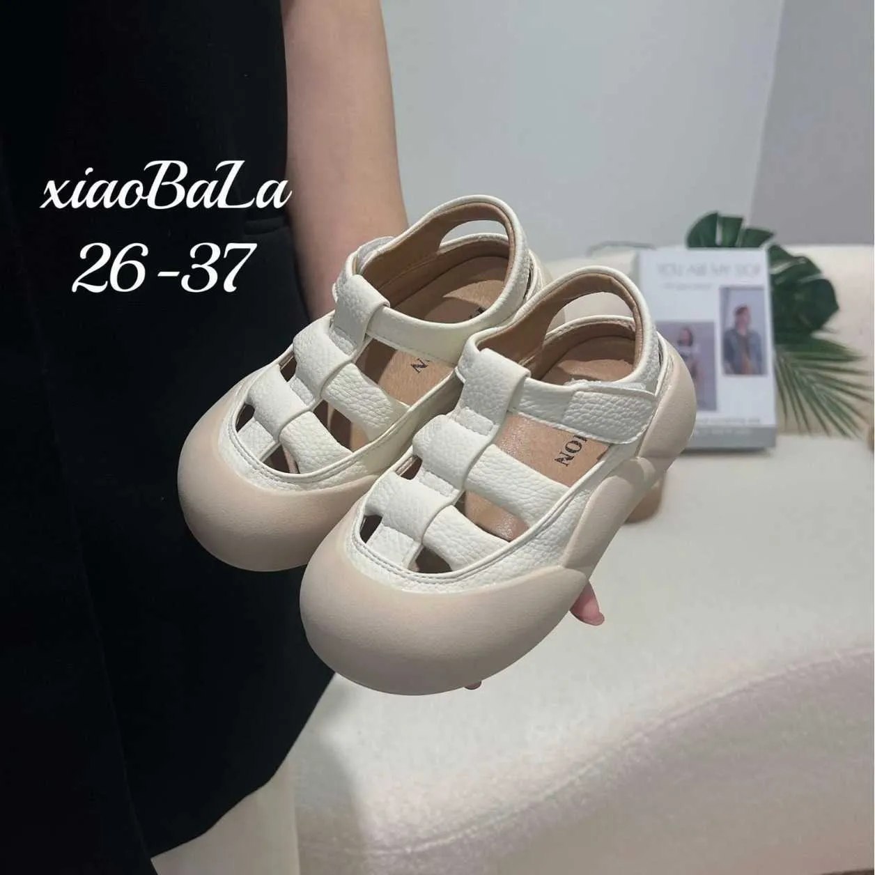 Sandaler Summer Nya barnskor Anti Slip Beach Functional Wind Rotating Button pannband Soft Sole Hollow H240510