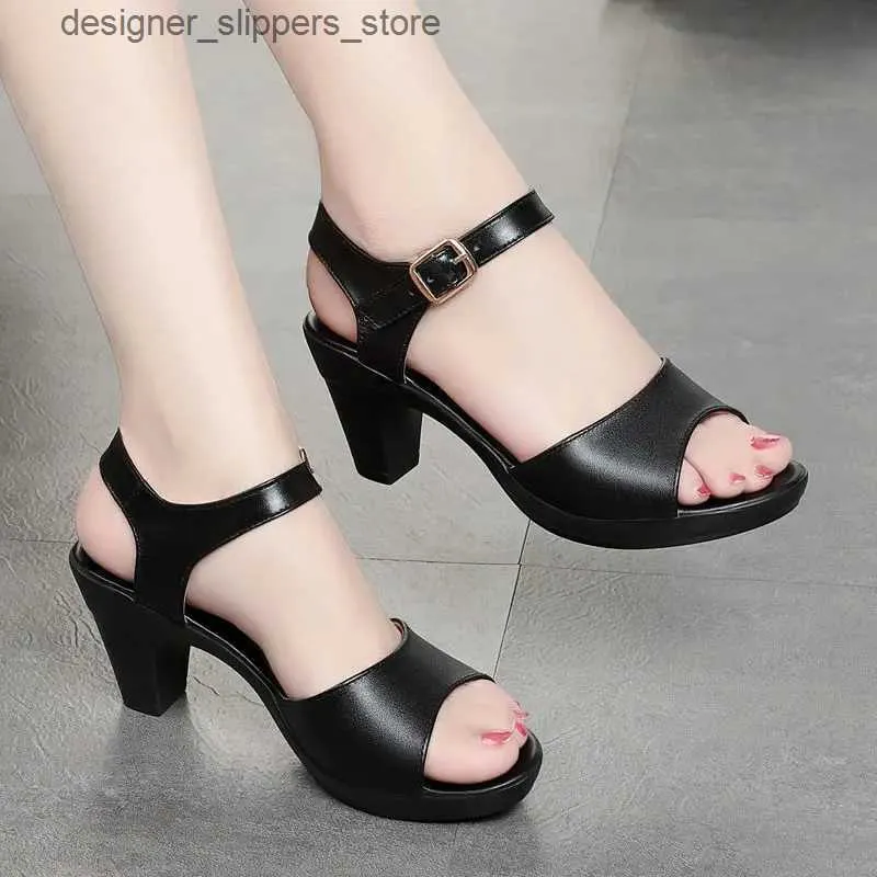 Sandales Sandales à talons carrés noirs pour chaussures wmoen plate-forme bloc talon la cheville chatte chaton talon ouvert sandales en cuir Q240511