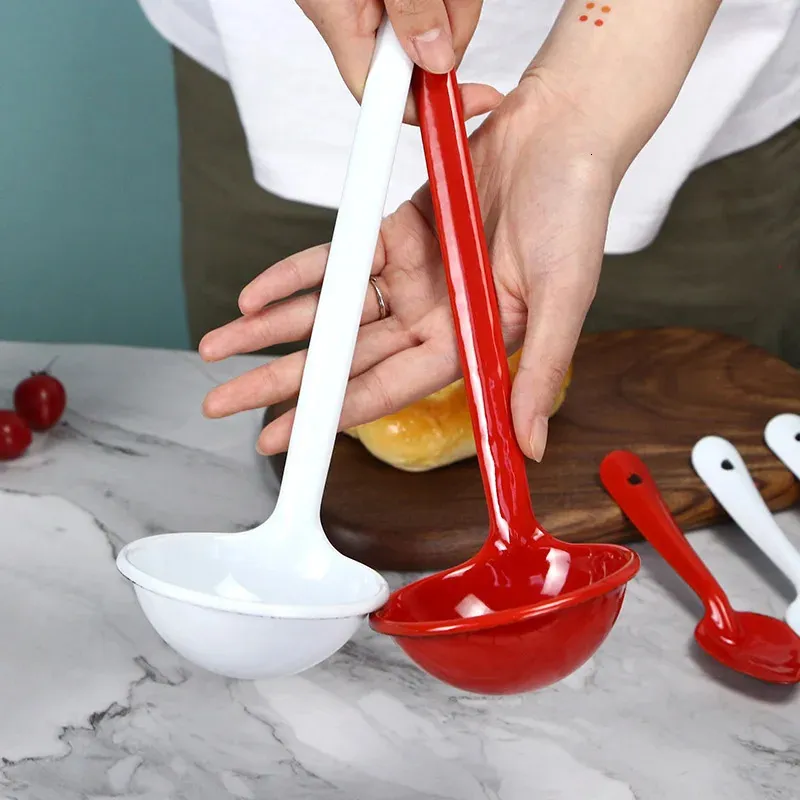 Smalto classico manico lungo manico rosso bianco casa creativo grande cucchiaio a colori solidi ladder di zuppa 240506