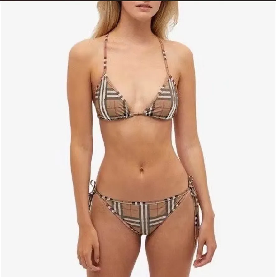 Designer högkvalitativ rutt snörning av snörning bikini tvådelar mode randig delad strand baddräkt bröst dyna bikini behåar set