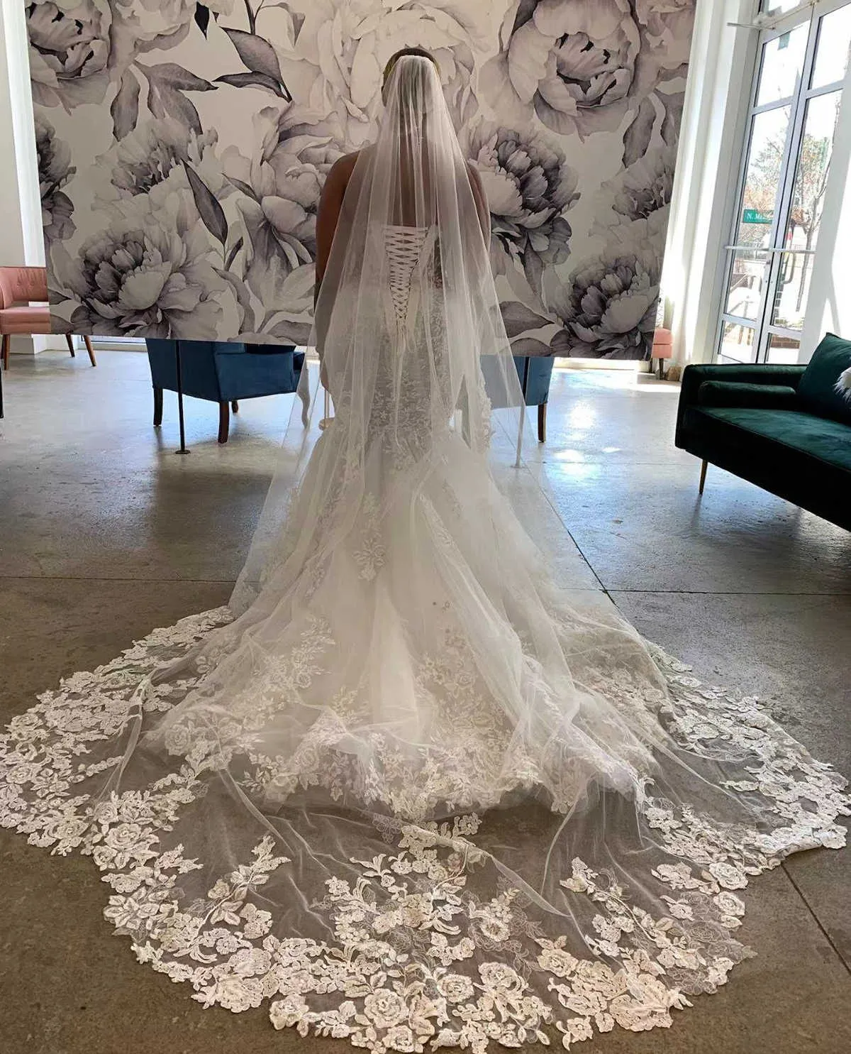 Luxe bruiloftsluier 3m lange speciale gesneden koninklijke appliques kanten bruids sluier met kam Veil bruiloft accessoires