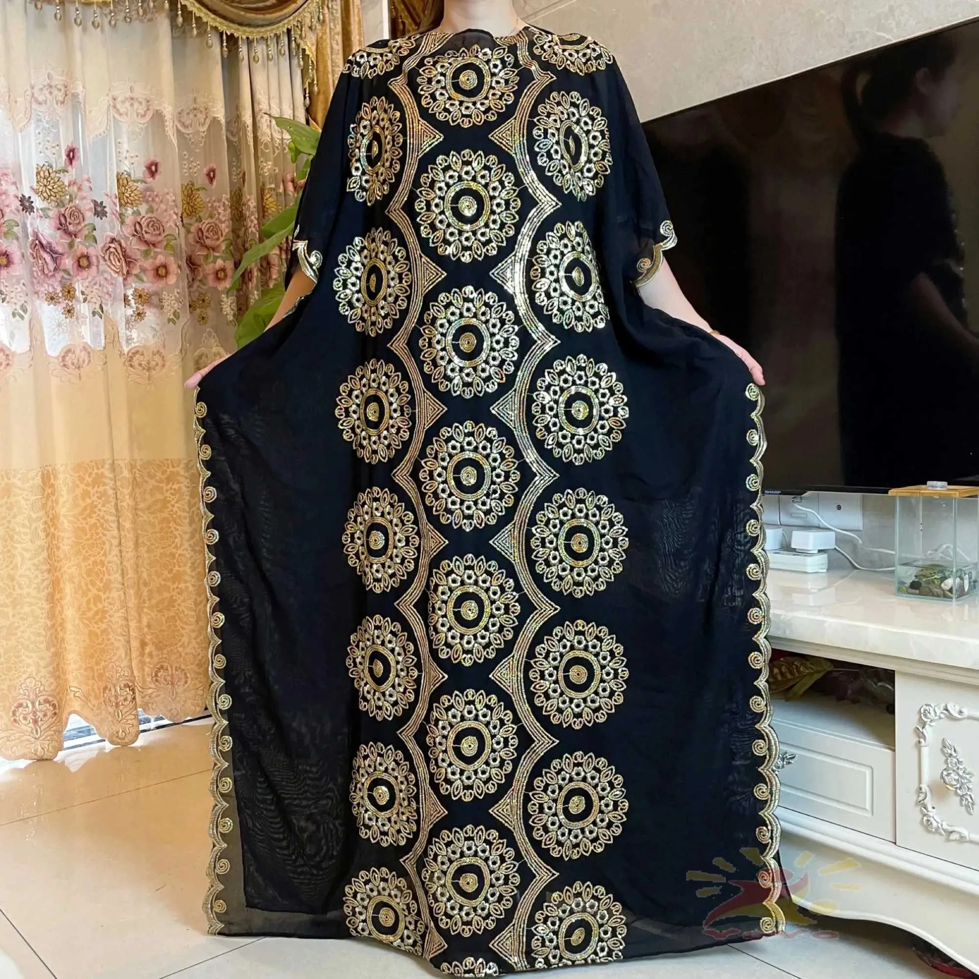 民族服2021新規到着アフリカン刺繍の花のドレススカーフビッグサイズの女性イスラム教徒のスパンコール刺繍長い黒女性服t240510