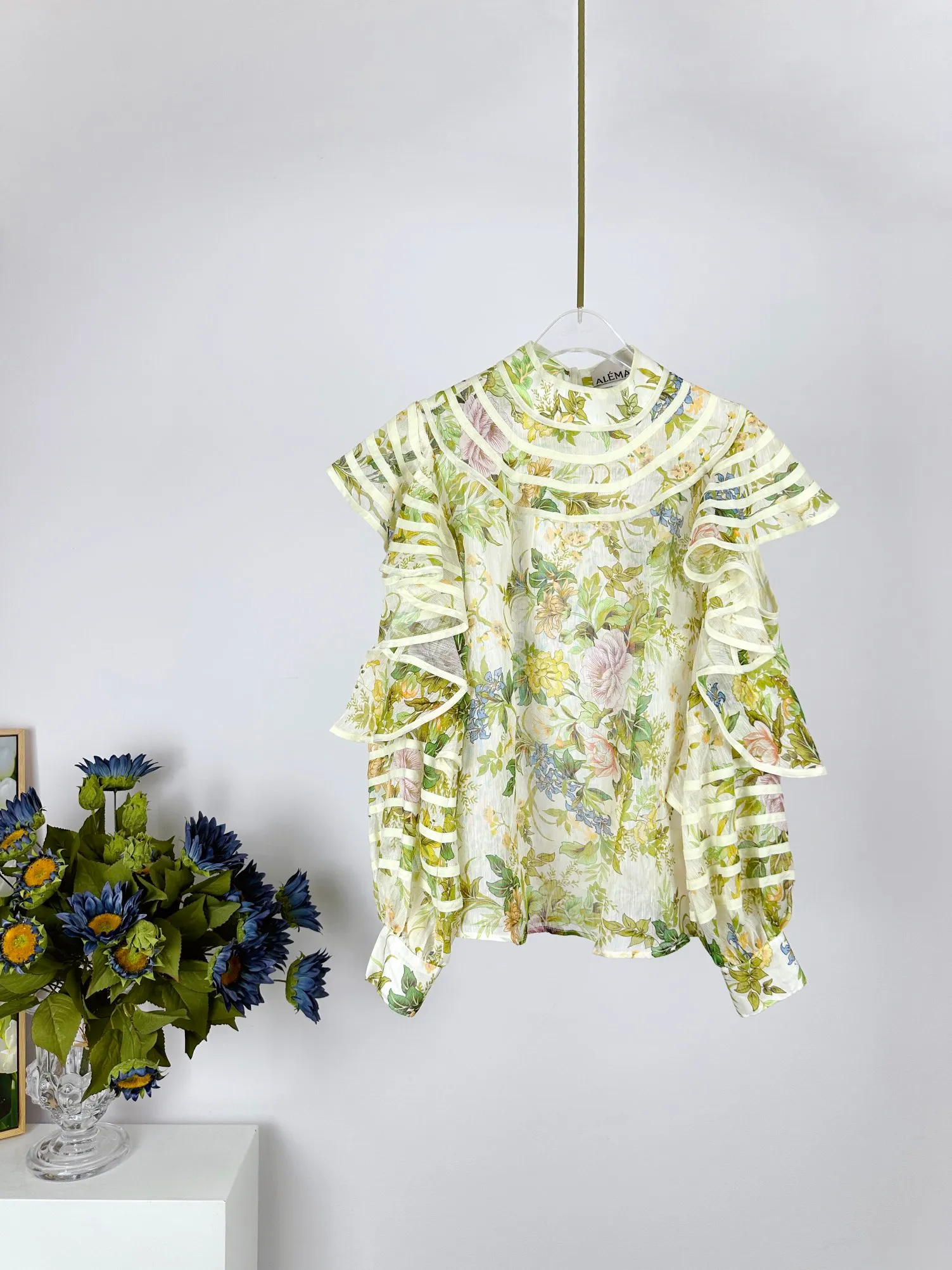 Camisa impresa floral con bordes con volantes