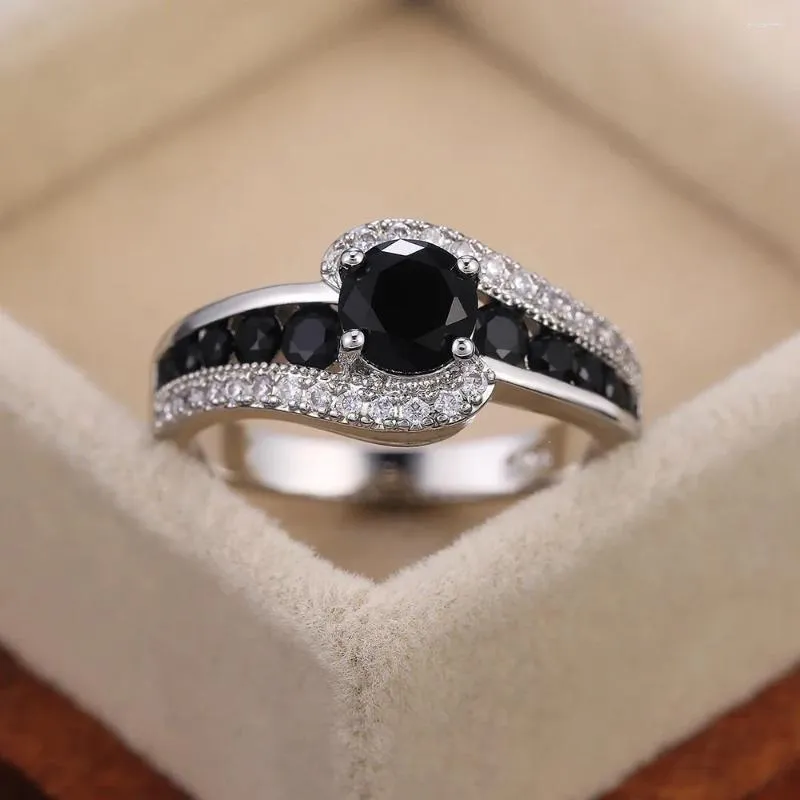 Anéis de casamento 2024huitan Interior especial Black Stone Mulheres Anel deslumbrante Crystal Zircon Delicado presente de alta qualidade feminino clássico