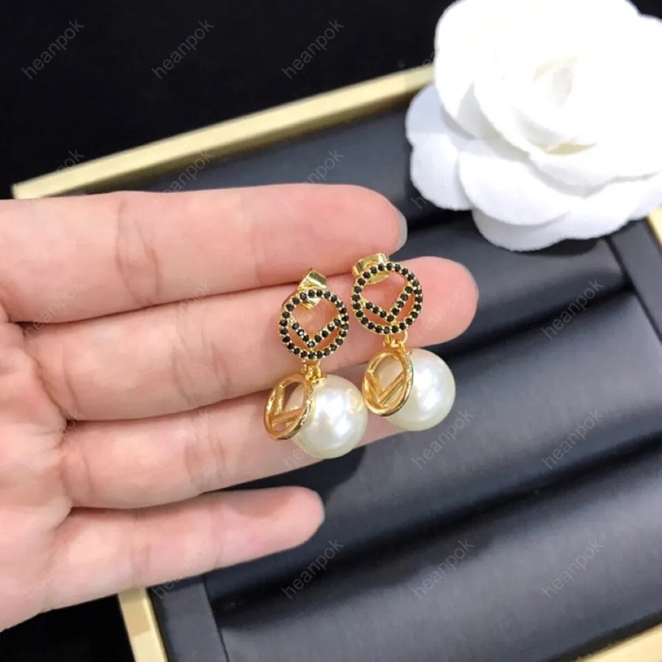 Kvinnor Pearl Stud Earrings Designer 925 Silver Diamond Earring Fashion Letter Ear Studs Lady Luxury Hoops F Designers smycken topp med B 309J