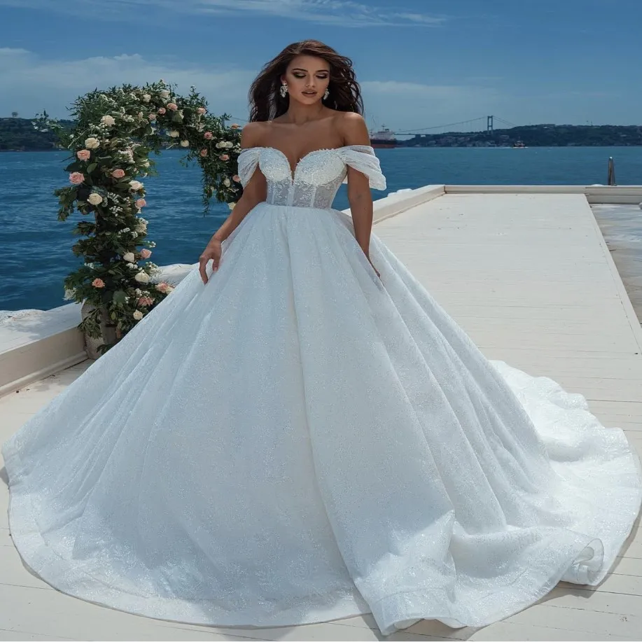 2021 Nouvelles robes de mariée blanches A-Line Robe de mariée africaine à l'épaule plus taille de chapelle Bouton de train à fond Middle East 251Q