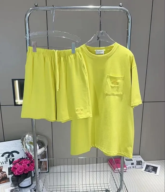 Летние женские спортивные костюмы дизайнерские костюмы роскошная вышивка полотенца логотип высококачественный дизайнерский дизайнерский футболка с коротким рубашкой.