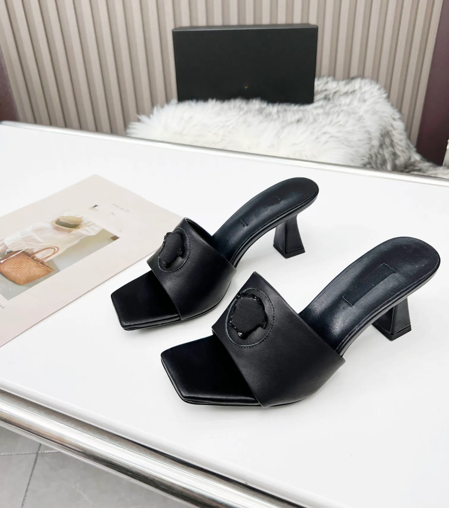 En kaliteli tasarımcı güzellik kafa sandaletleri ünlü medusa terlikleri yüksek ayakkabılar lüks sanal deri moda kadın