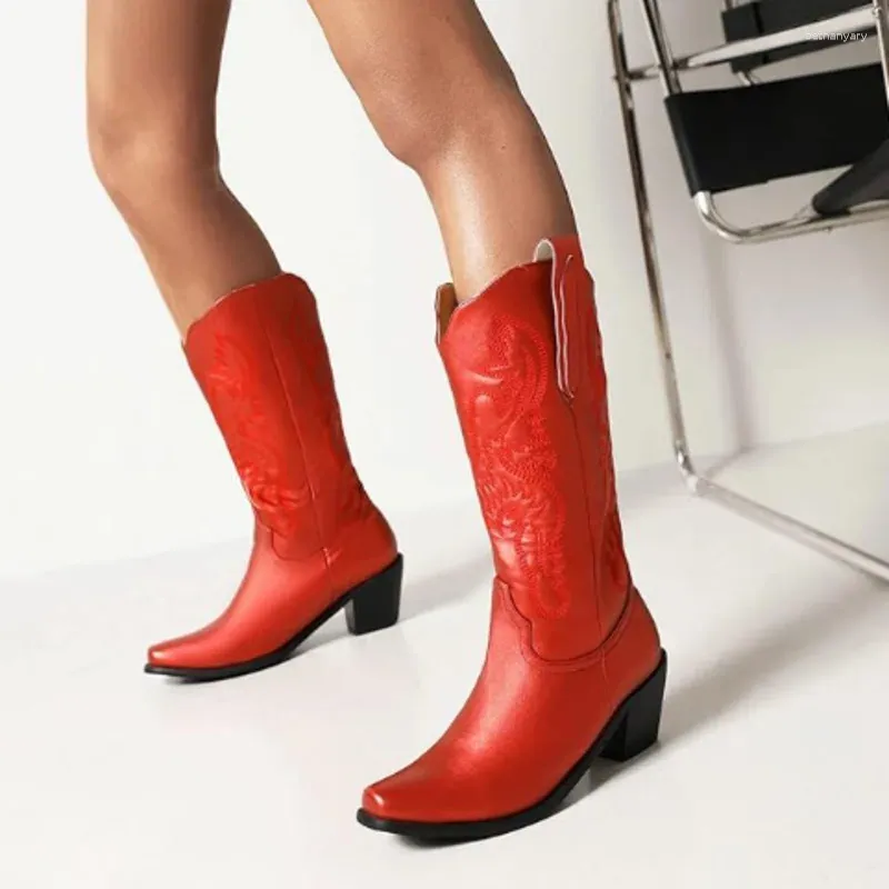 Bottes Cowboy rouge pour les femmes Broidered Slip on Brot Courte à la cheville Wide Square Toe Milier Boot de talon gros