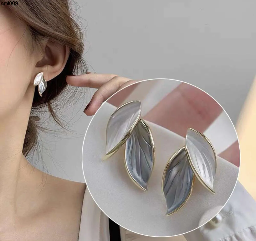 Boucles d'oreilles étalons simples et feuilles blanches en métal métallique femme haut de gamme légère luxe de luxe moustique plaque d'oreille coups d'oreille filles