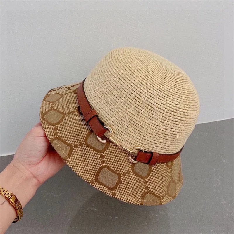 Fashion Dome Stroh Eimer Hut Womens Casual Travel Khaki kleine Rand Hats Designer Briefe gedruckte Schädelkappe Unisex Gürtelschnalle Fischer Hut Grasgeflecht Sunhat