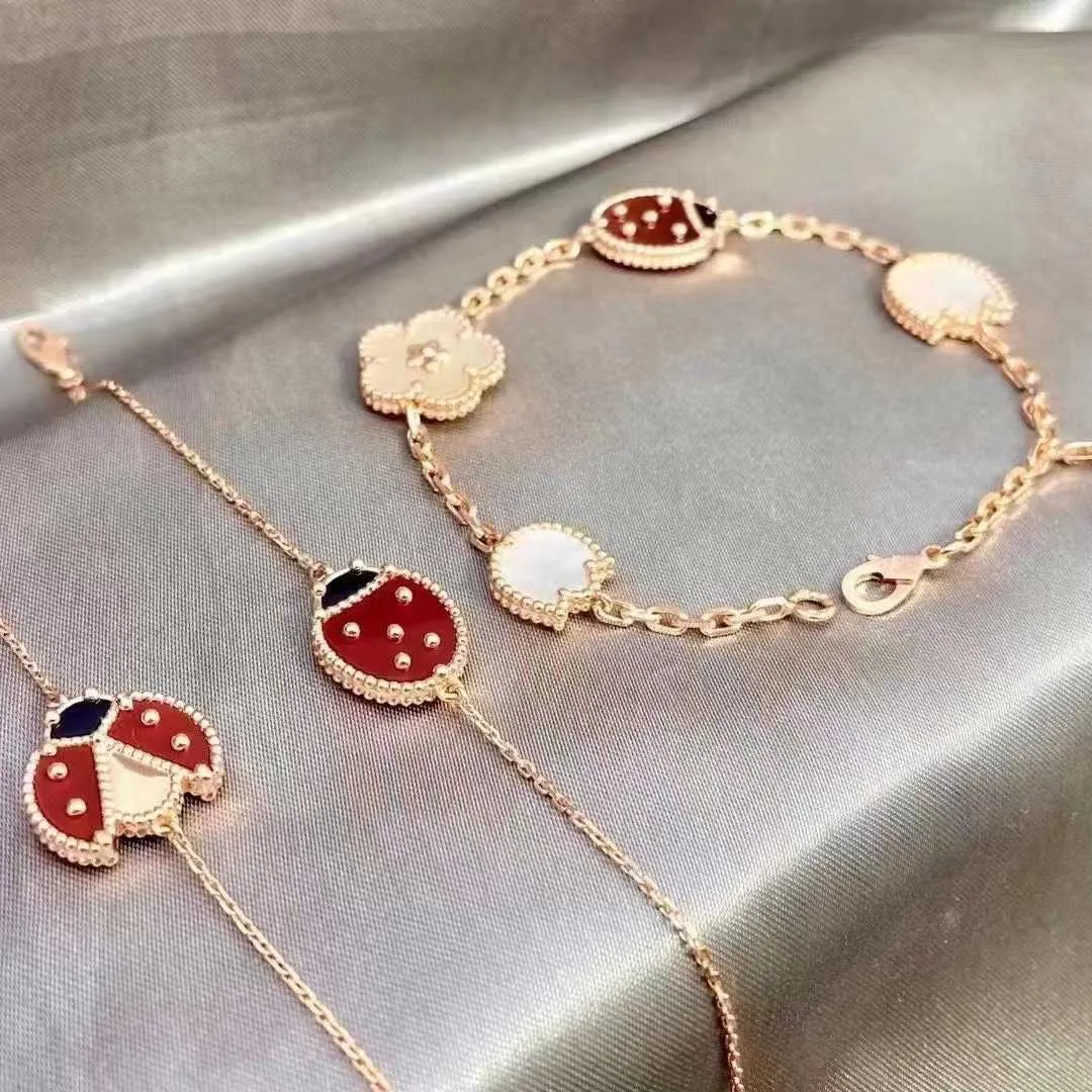 Lüks Top Marka Bilezik Yüksek Versiyon V Golden Lucky Yedi Yıldızlı Lady Bug Beş Çiçek Bilezik Kadın Doğal Fritillaria Agate Kalın Kaplama 18K Gül Altın