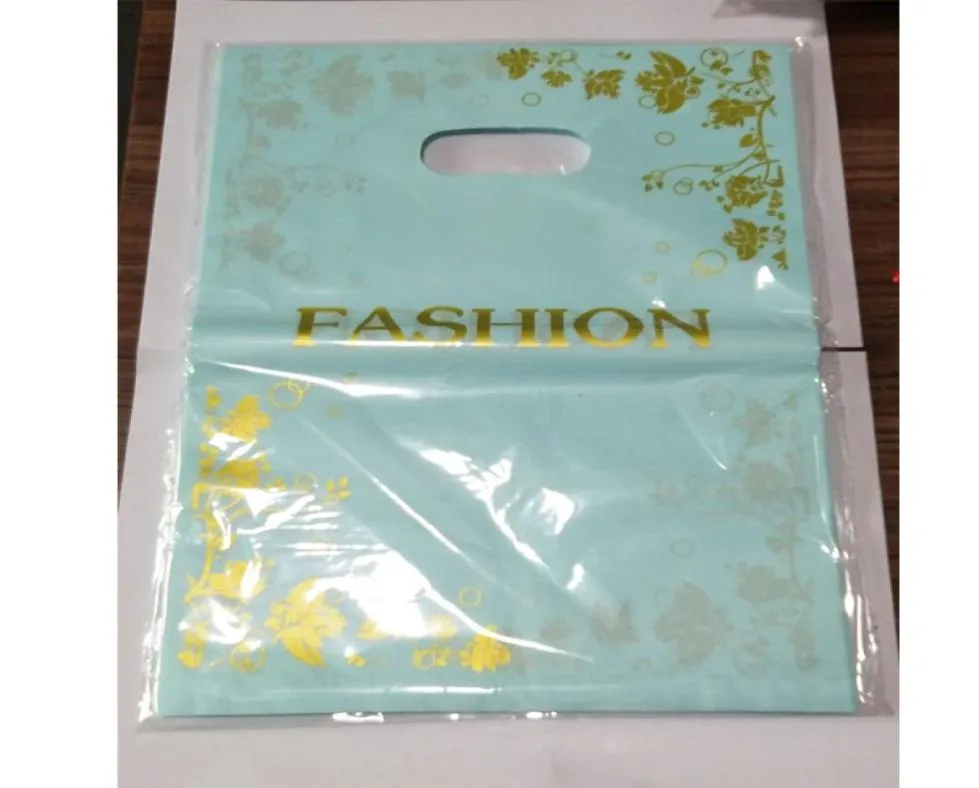 50pcs 2535cm Altın Çiçekler Tasarımı Mavi Plastik Hediye Çantası Giyim Butik Ambalaj Çantaları Tutamaklı Büyük Plastik Alışveriş Çantaları 7956205
