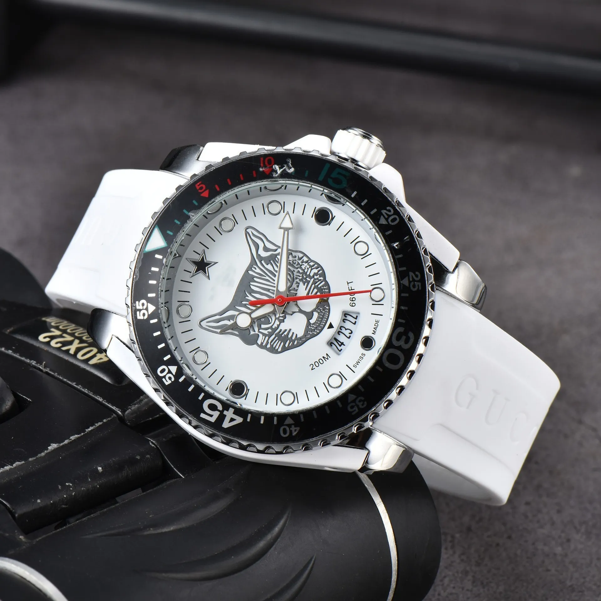 Les meilleures créatrices de luxe Fashion for Men and Women sont une montre G vintage avec une galette de bobine en caoutchouc en silicone
