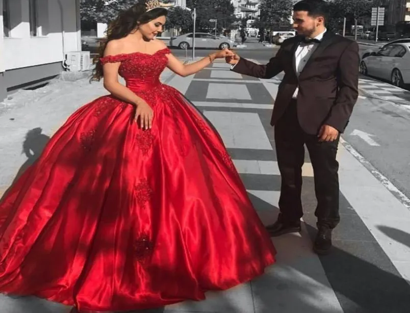 Модные корсеевые платья Quinceanera с плеча красные атласные атласные платья для вечеринок в роли