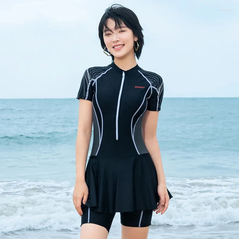 Swimwear Women Conservative Femme Femme One Piece Switsuit With Jirt Front Zipper Saisir à manches courtes Saisie de plage Rashguard