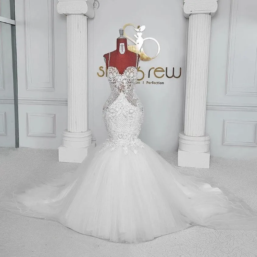Robe de mariée de sirène en cristal de luxe avec bretelles spaghetti paillettes d'été Train de balayage sexy