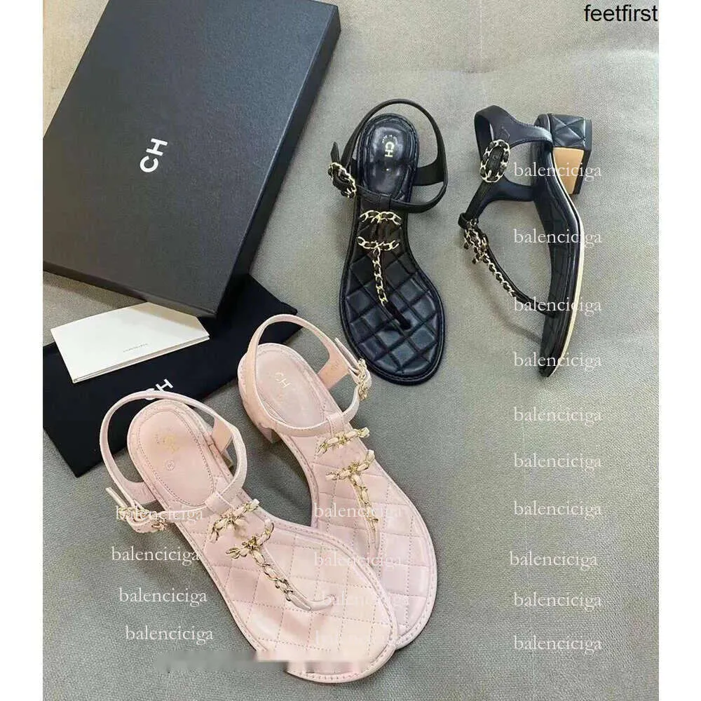 Neue Wohnungen Sandal Women Schuhe Channel 2024 Sommer Beach Clip Zehenslutungen Luxusmarken-Designer Flip-Flops gesteppte Kette Sandalen Low Heel Pantoffeln TN TN
