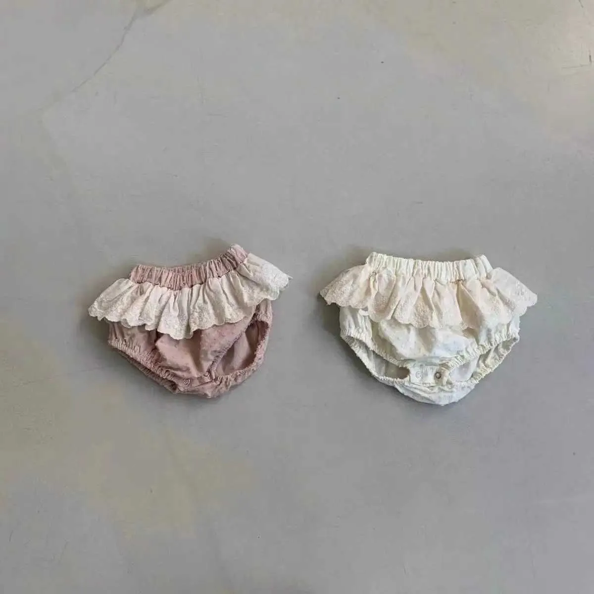 Shorts Ins Childrens Vêtements Summer Girls Baby Lace Broidered Boat Vêtements nouveau-né Baby Dot Shorts Childrens Coton Mini Pantalon D240510