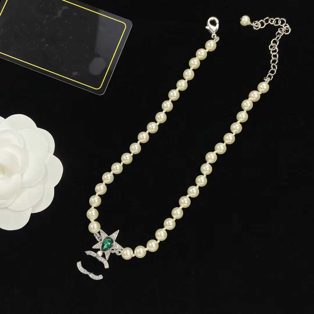 16style Boutique Diamond Canderant Pearl Necker Designer Lettera di alta qualità Collana Fashion Elegante Anniversario di matrimonio Elegante Regalo di gioielleria No Box