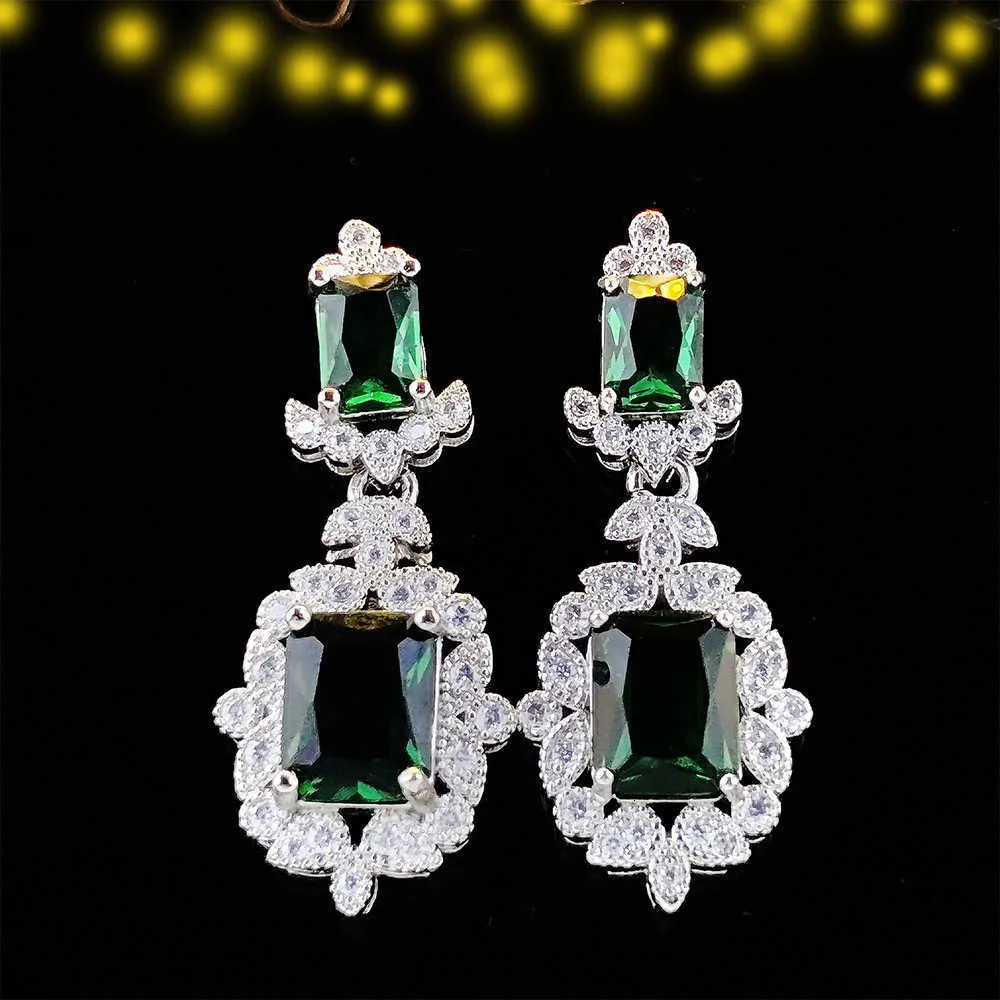 2024 Luxury Inlaid Imitation Natural Emerald Princess Square Diamond Earrings Engagement Bankettörhängen och örhängen för kvinnor 6522