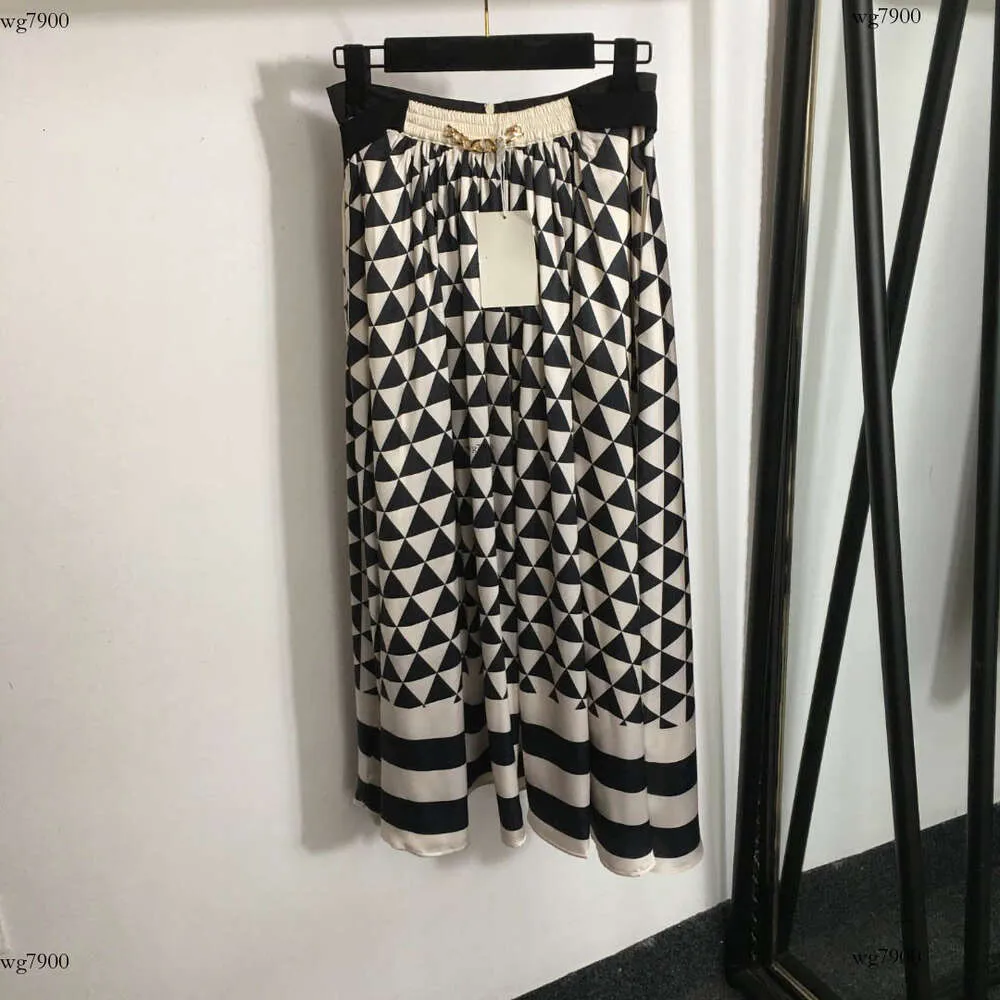 디자이너 스커트 여성 브랜드 여성 의류 여름 드레스 패션 삼각형 대조 인쇄 로고 레이디 스커트 5 월 10 일