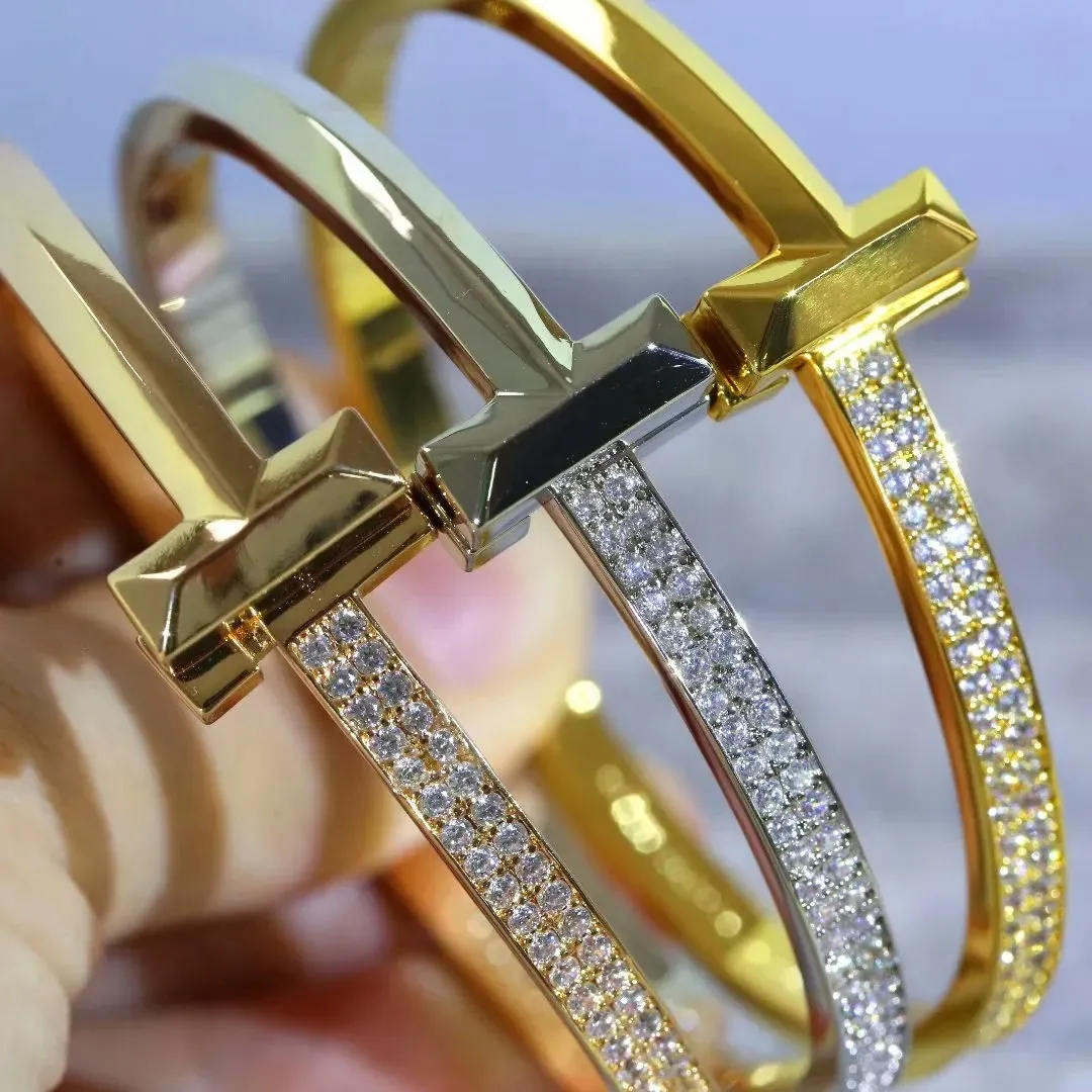 새로운 유럽 및 미국 T- 글자 남성 및 여성 티타늄 강철 조각 된 T- 글자 인 Laid Double Row Diamond Bracelet 3 ColorsQ1