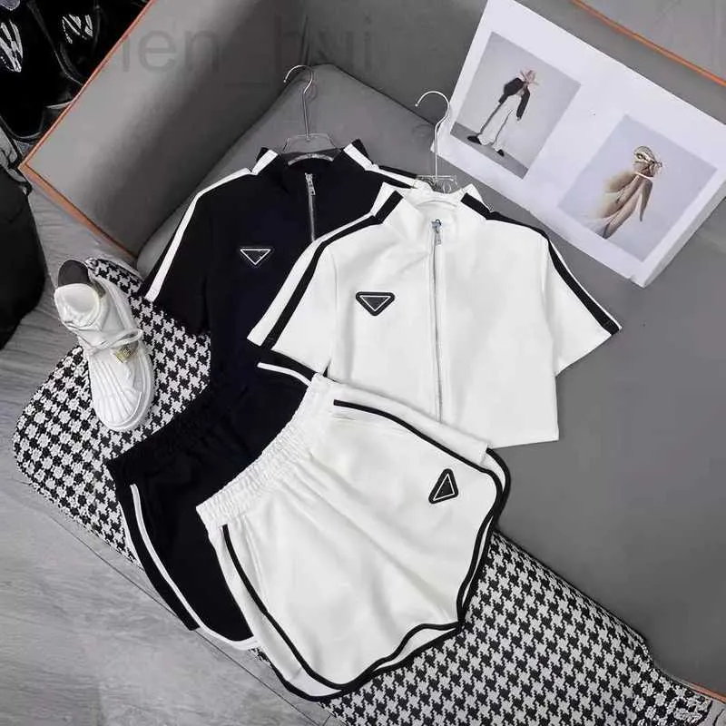 Tweedelige kledingontwerper Trendy 24 Spring Nieuwe Triangle Outline Shirt Style Half MEEVED TOP MET SHORTS EN KLEINE ROK CASUAL FASE SET C3A3