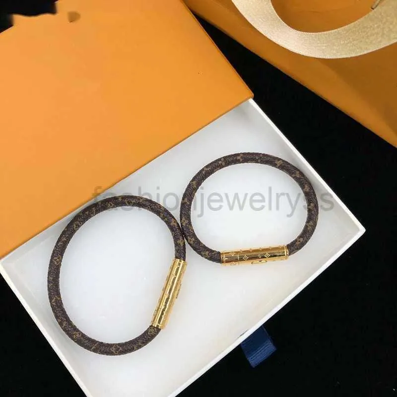 Bracelets de charme com caixa Menino Men Bracelets de couro marrom Old Flower Letters Lovers Bracelet Banglet Bangle Gold Color Jewelry Acessórios 17/19cm Opção