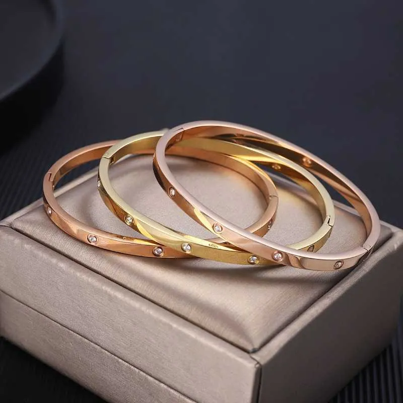 Bracciale esclusivo dell'amante per mostrare amore Bracciale alla moda e di lusso da donna in oro 18K con carrello comune e braccialetto di famiglia C